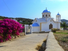 Una pequeña y colorida iglesia en la Isla de Lipsi